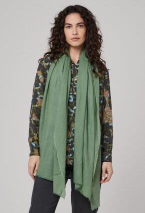 Naine kannab kirju pluusi peal helerohelist salli.