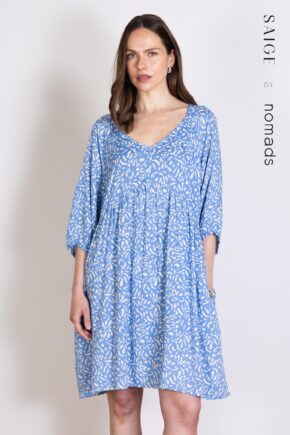 Avara lõikega päevakleit