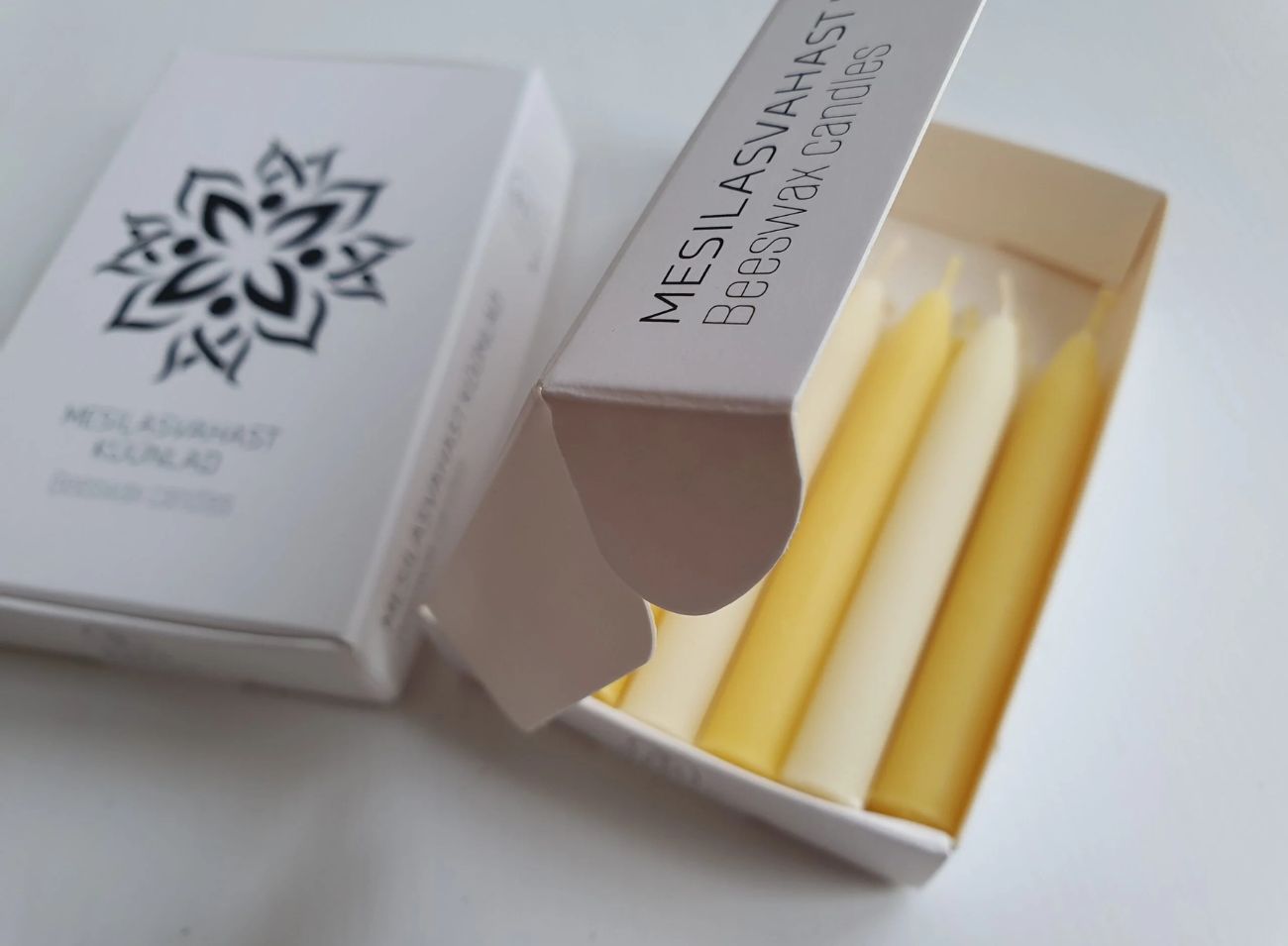 Meeilu mesilasvahast palveküünlad