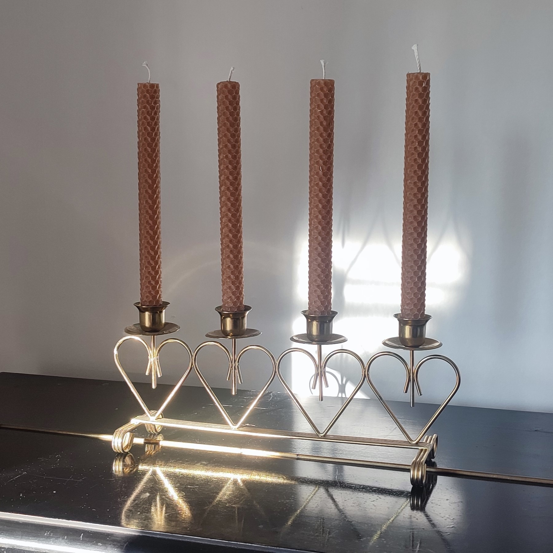 Mesilasvahast küünlad – looduslik valgus ja vana käsitöötraditsioon 3 Mesilasvahast küünlad, beežid kärjeküünlad