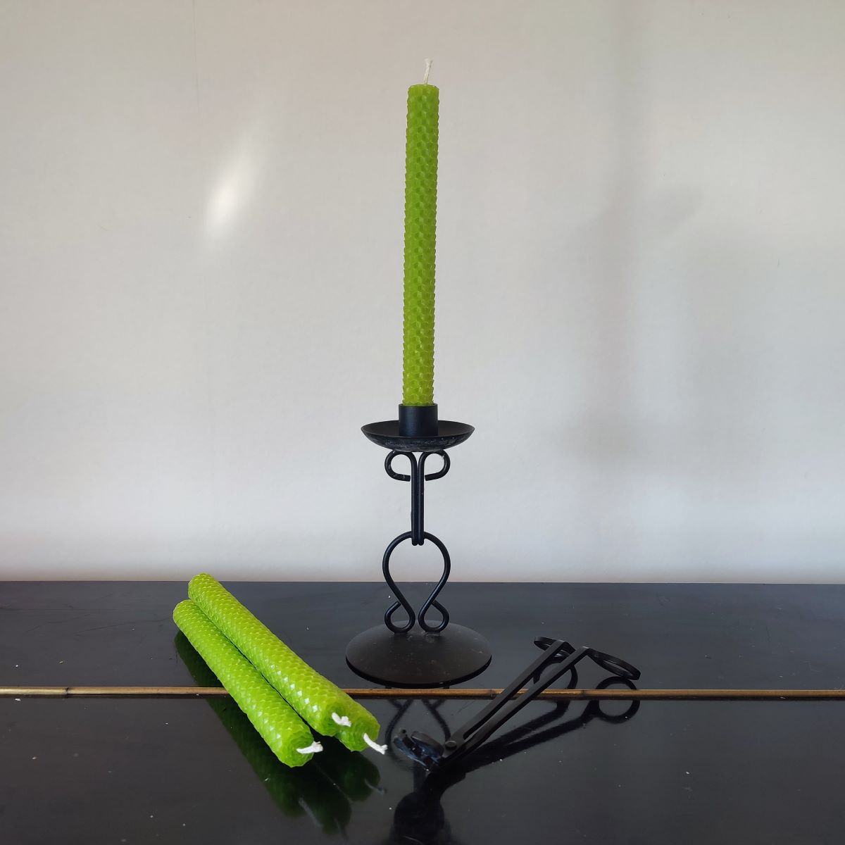 Mesilasvahast küünlad – looduslik valgus ja vana käsitöötraditsioon 7 Mesilasvahast küünal, roheline kärjeküünal