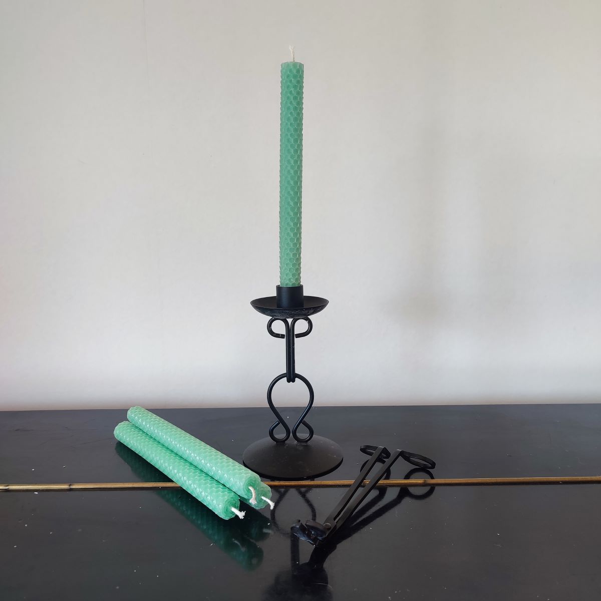 Mesilasvahast küünlad – looduslik valgus ja vana käsitöötraditsioon 6 Mesilasvahast küünal, sinakasroheline kärjeküünal