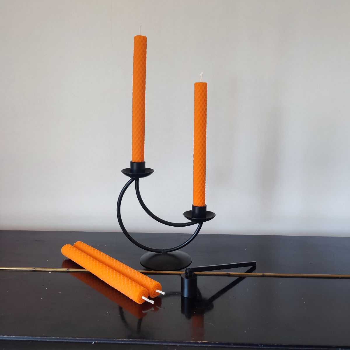 Mesilasvahast küünlad – looduslik valgus ja vana käsitöötraditsioon 4 Mesilasvahast küünlad, oranžid kärjeküünlad