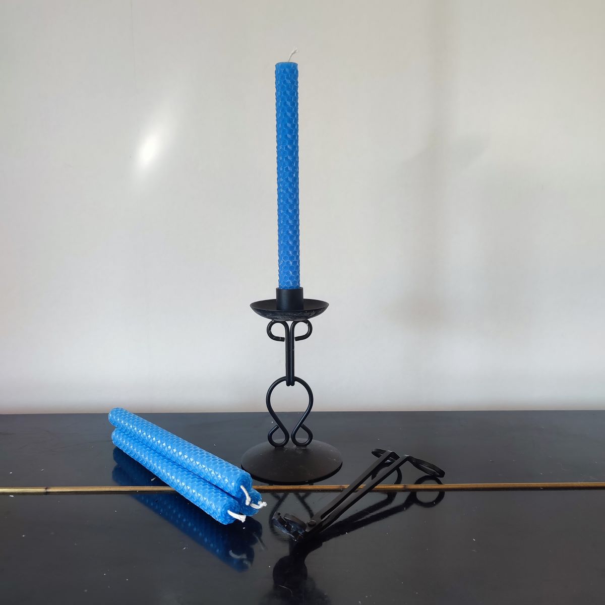 Mesilasvahast küünlad – looduslik valgus ja vana käsitöötraditsioon 5 Mesilasvahast küünal, sinine kärjeküünal