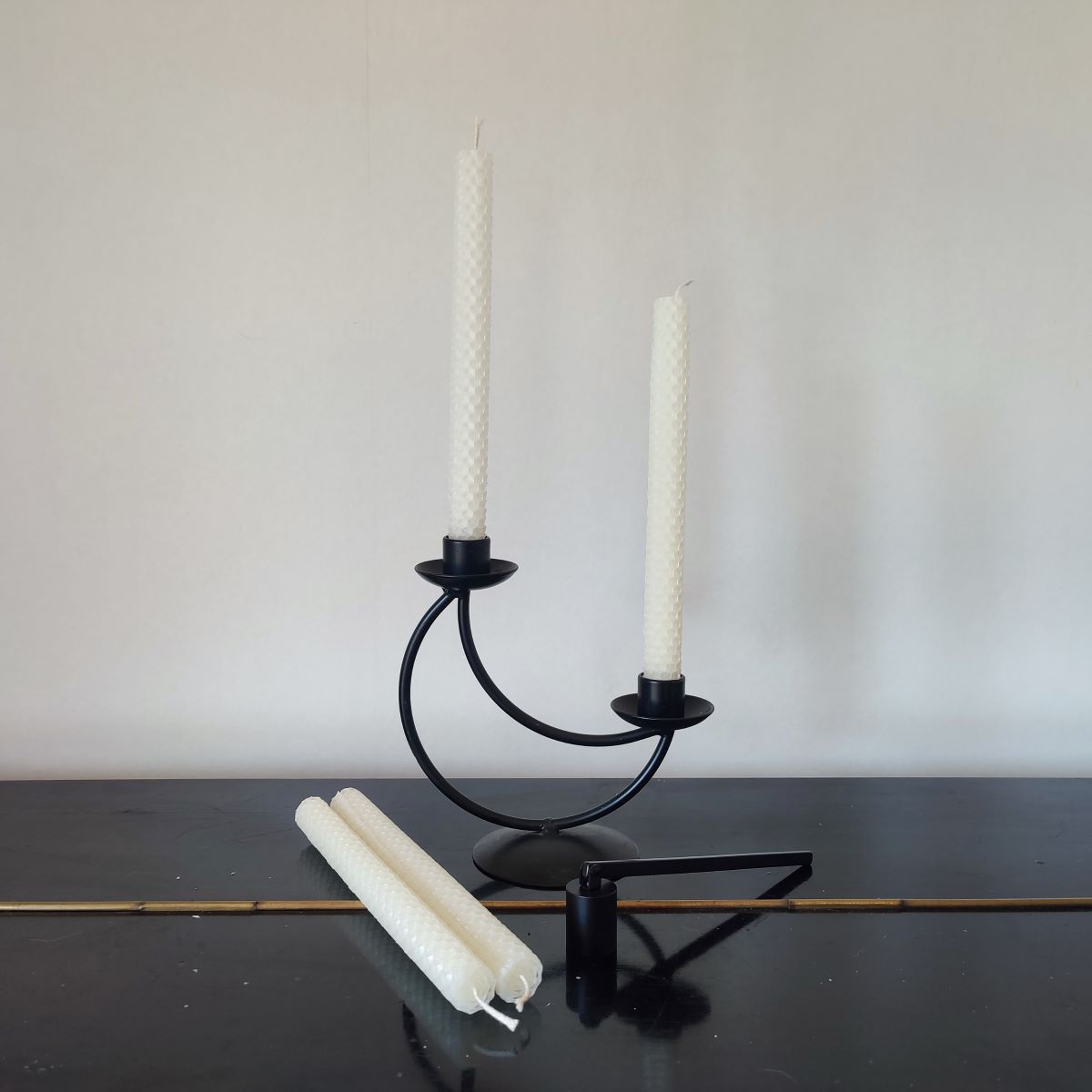 Mesilasvahast küünlad – looduslik valgus ja vana käsitöötraditsioon 2 Mesilasvahast küünlad, valged kärjeküünlad