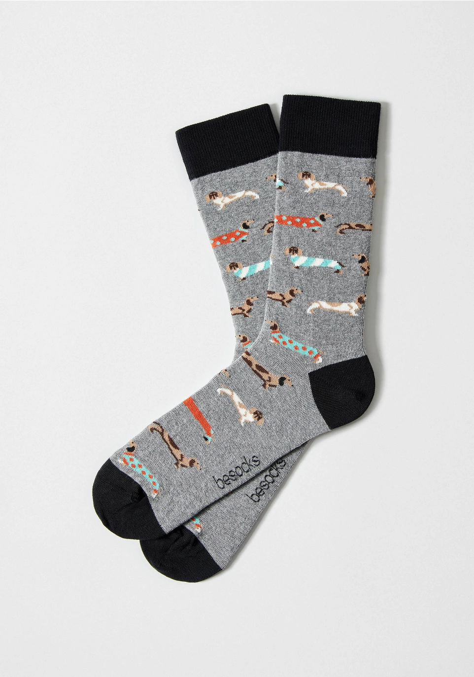 Hallid sokid, millel on kujutatud mustrilised taksikoerad