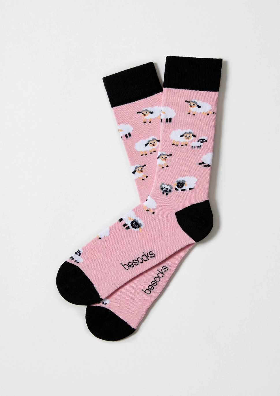 Roosad musta varba- ja kannaosaga sokid, mida kaunistavad valged lambukesed