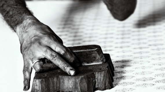 Pakutrükk on iidne käsitöötehnika, mille puhul kantakse muster kangale käsitsi nikerdatud puidust trükipakkudega. Pakutrüki väärtus peitub ajas, täpsuses ja mei