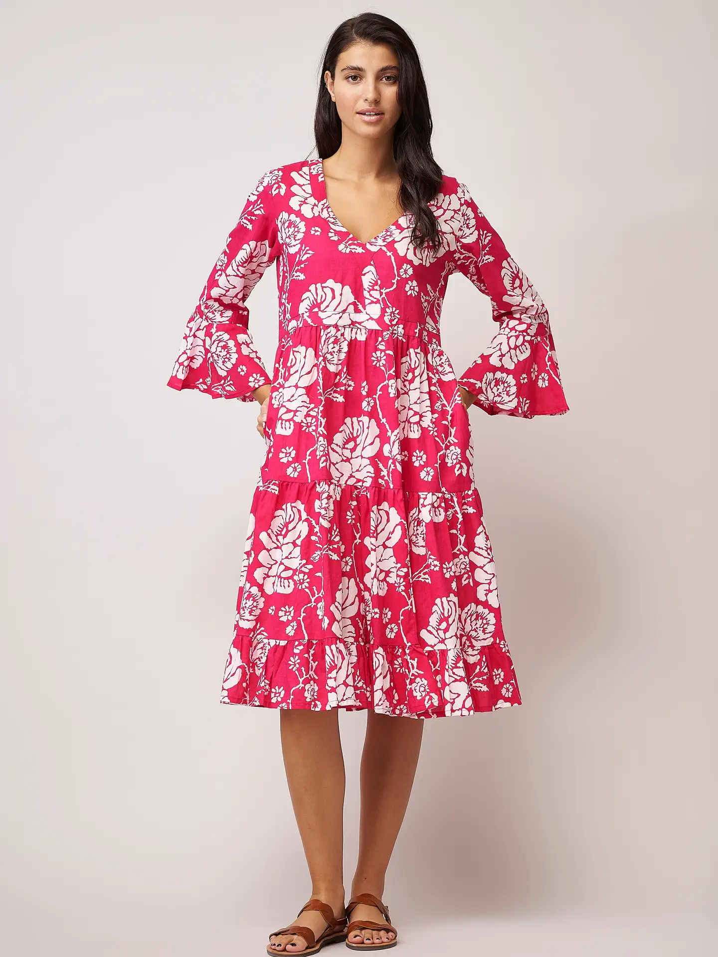 Kellukakujuliste varrukatega kleit 1